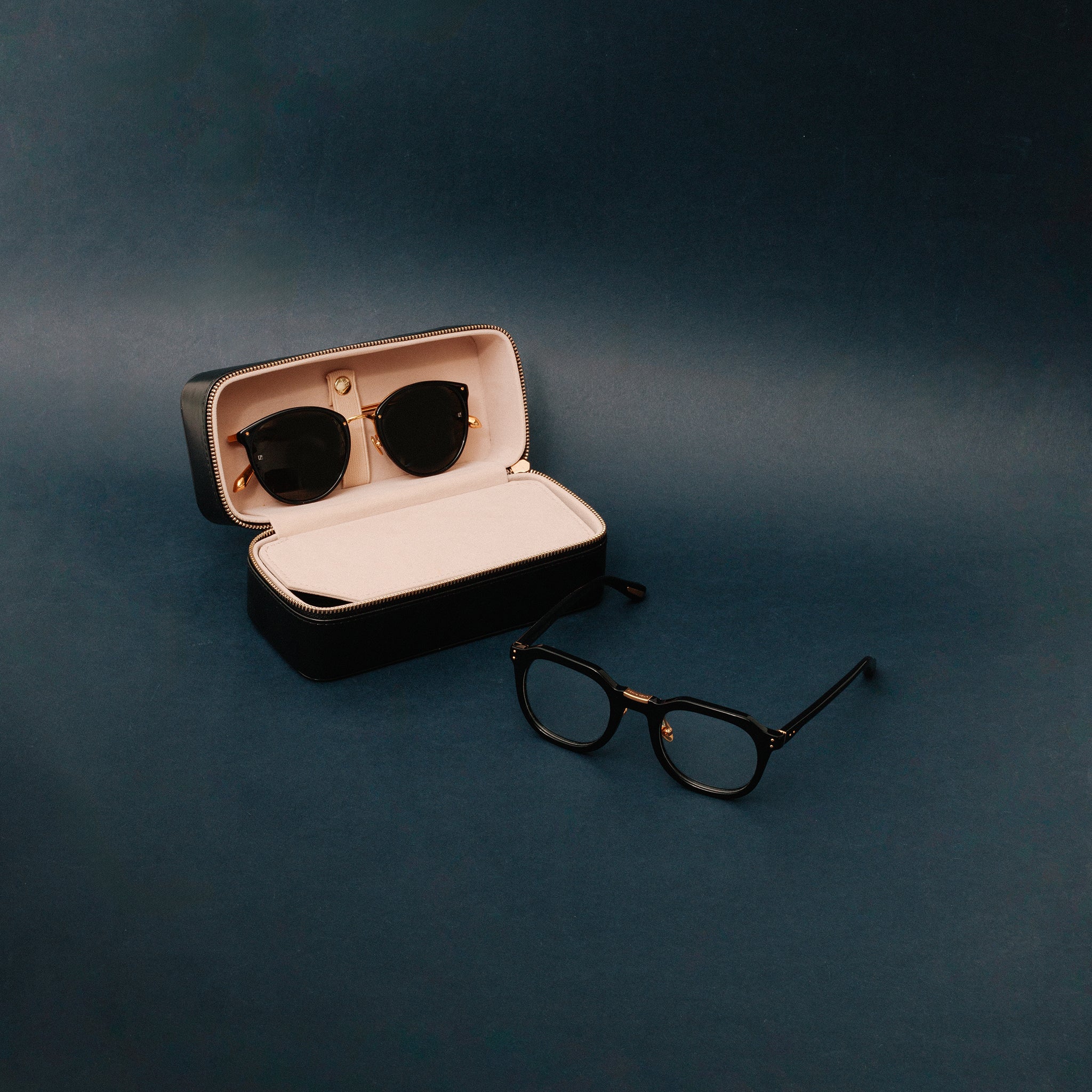 Two Pair Square Zip Travel Case in Black