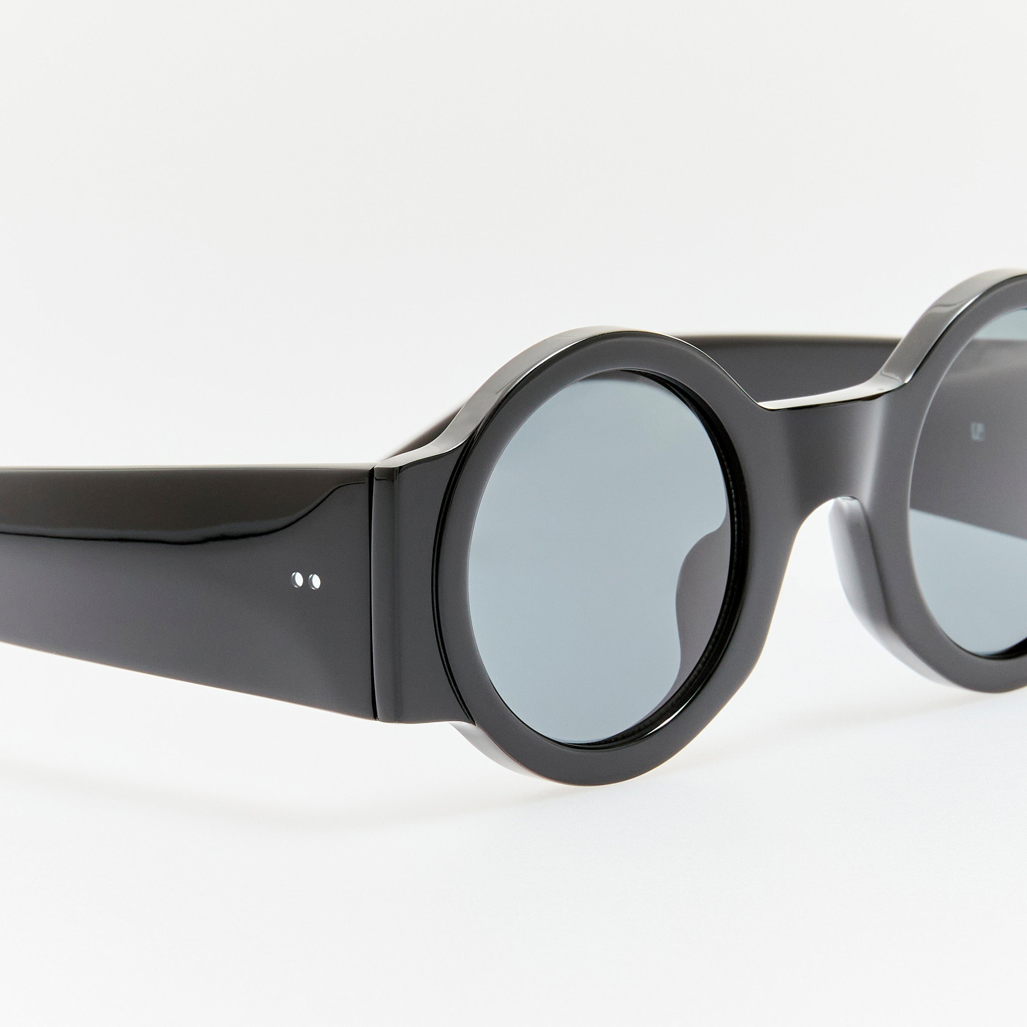 Round Sunglasses in Black