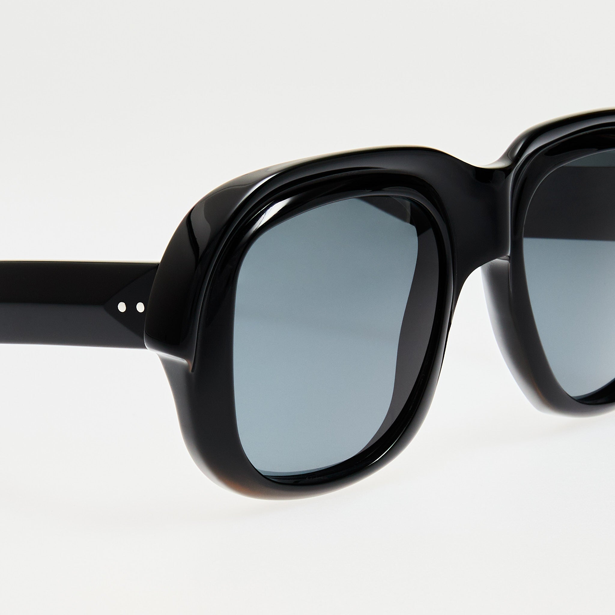 Oversize Sunglasses in Black - LINDA FARROW - Sunglasses -
