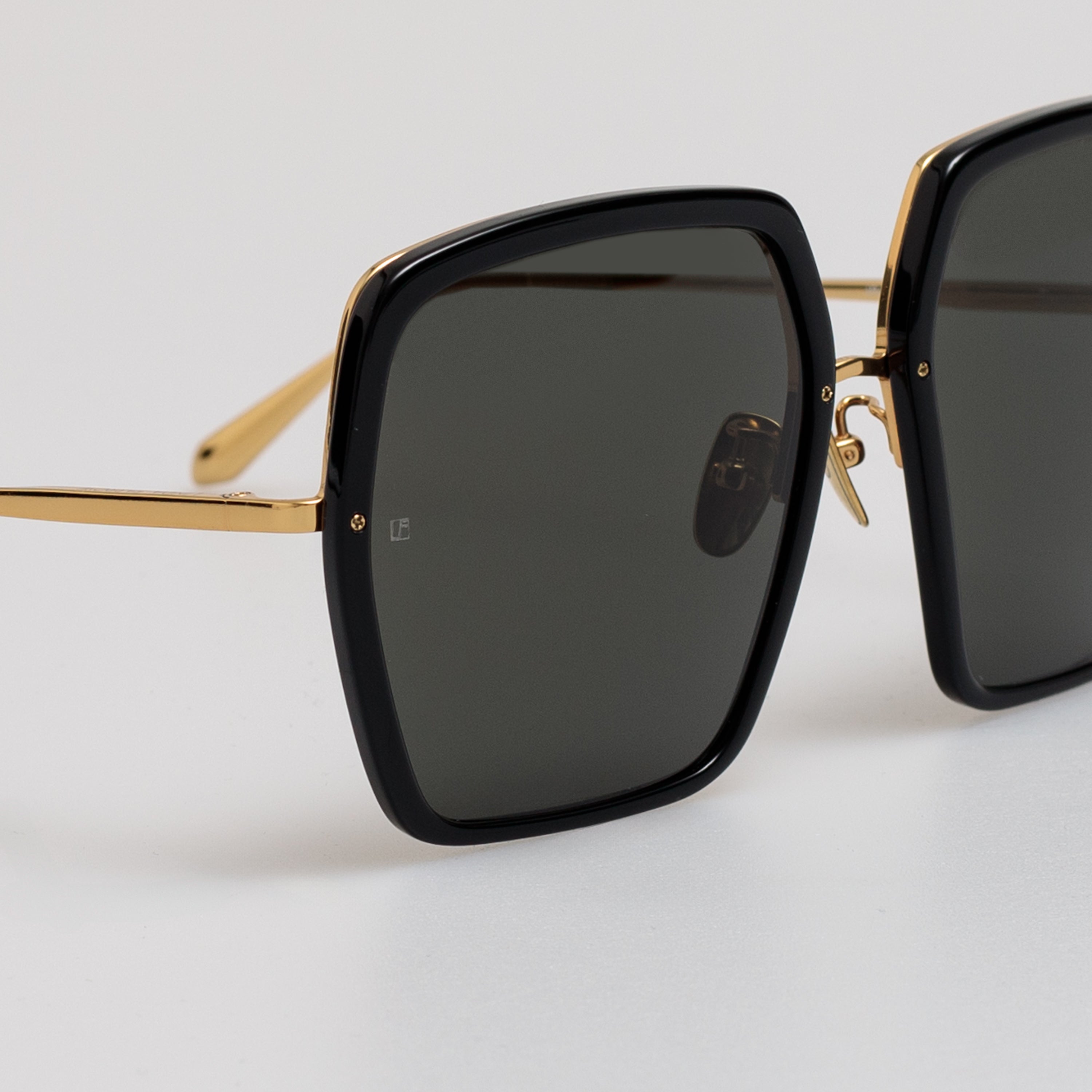 Syan Oversize Sunglasses in Black